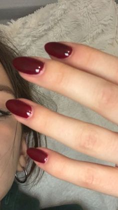 Red Gel Nails Aesthetic, Red Simple Prom Makeup, Aesthetic Nails For Winter, Dark Red Nail Aesthetic, Oval Nails Burgundy, Aesthetic Red Nails Acrylic, Classy Nails For Black Dress, Aesthetic Dark Red Nails, Dark Red Nails Tips