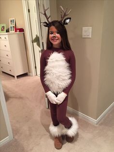 Deer costume DIY Reindeer Costume Diy, Diy Reindeer Costume, Deer Costume Diy, Diy Deer Costume, Reindeer Outfit, Reindeer Costume, Baby Kostüm