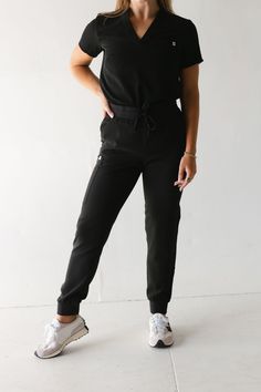 From the office to errands, our joggers keep everything in place so you can focus on the brains while we focus on the booty. Seasu premium medical-grade scrubs are built with your fave atheisure as inspo with a super soft and silky performance fabric for a comfortable fit, breathable feel, and styles that enhance your natural curves. 100% recycled fabric with moisture-wicking and antimicrobial technology so you can feel your best, look your best, do your best. Massage Therapist Outfit, Therapist Outfit, Scrubs Outfit, Black Scrubs, Blue Onyx, Yellow Ties, Pink Ties, Natural Curves, Do Your Best