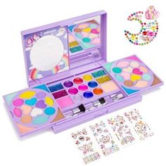 Juguete de maquillaje real para niños para niñas Juego de imaginación lavable Features: 【KIT DE MAQUILLAJE REAL PARA NIÑAS PEQUEÑAS】: ¡Juega a maquillar a las niñas pequeñas, imagina a tu pequeña princesa con ropa bonita, sentada en un taburete de tocador y vístete glamorosa! 【MAQUILLAJE PORTÁTIL PARA NIÑOS DE VIAJE】: Tamaño moderado con cajones laterales que se abren y cierran. Dimensiones de la paleta cuando está cerrada: 7”L x 0.7”W x 5.3”H. El juego de maquillaje incluye: 24 sombras de ojos, Kids Makeup Kit, Makeup Kit For Kids, Play Makeup, Makeup Beginners, Lots Of Makeup, Birthday Toys, Kids Makeup, Pretend Play Toys, Makeup Set