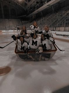 the women's hockey team is posing for a photo on the ice