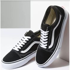 Brand New Vans $40 Obo Vans Shoes Old Skool, Tenis Air Force, Vans Vintage, Suede Vans, Vans Old School, Black And White Vans, Tenis Vans, Vans Original, Old Skool Black