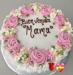 a birthday cake decorated with flowers and the words benvenndo de mayona on it