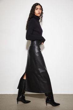 Skirt Leather Outfit, Maxi Leather Skirt, A Line Skirt Outfits, Long Leather Skirt, Leather Skirt Outfit, Oversize Pullover, Skirt Trends, 60 Fashion, Mode Inspo