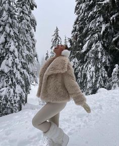 Mode Au Ski, Winter Wonderland Outfit, Snow Fits, Katie Sturino, Winter Vacation Outfits, Ski Trip Outfit, Winter Outfits Snow, Beige Leggings, Mountain Outfit