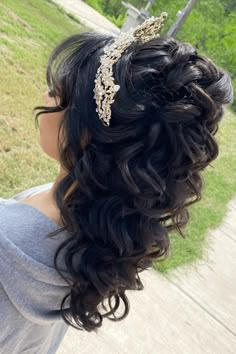 Regal Crown Hairstyles to Inspire You Quince Hair With Bangs, Mini Quinceanera Hairstyles, Quinceanera Hairstyles With Bangs, Hairstyle For Quince, Quince Updos, Quince Updo Hairstyles, Quinceanera Hairstyles Mid Length, 15 Hairstyles With Crown, Quinceanera Hairstyles For Short Hair