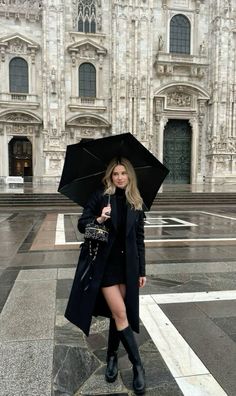 Fall Outfit Rain Going Out Outfit, Fall Outfits London, Black Jeans Outfits Winter, London In Winter Outfits, Outfits For Europe Fall, Italian Style Winter, Outfit Paris Invierno, Milan Winter Outfit, Autumn Paris Outfits