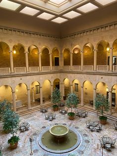 Fountain in the middle of a dramatic Italian courtyard Courtyard Restaurant Design, Italian Architecture Interior, Courtyard Building Architecture, Italian Architecture Homes, Italian Courtyard Garden, Roman Courtyard, Mansion Courtyard, Roman Atrium, Indian Courtyard