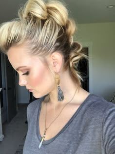 Updo Cabello Natural, Faux Hawk Updo, Faux Braids, Diy Updo, Faux Hawk Hairstyles, Concert Hairstyles, Rock Hairstyles, Mohawk Hairstyles, Updos For Medium Length Hair