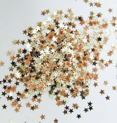 a bunch of stars that are all over the place in front of a white wall