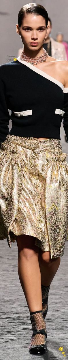 #Chanel #Spring2023 #Runway #SparklyGold #HauteCouture #Fashion 🌸☀️ Chanel Spring 2023, Vintage Dress Outfit, Bridal Dresses Vintage, Chanel Spring Summer, Bohemian Style Dresses, Chanel Couture, Chanel Spring, Spring Summer 2023, Spring Outfits Women