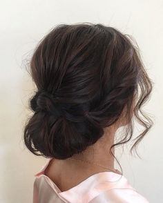 Check out these drop dead gorgeous loose updos wedding hairstyle. The stylists somehow manage to make the whole thing look effortless! Flawless elegance, Brunette Updo, Messy Wedding Hair, Loose Updo, Trendy Wedding Hairstyles, Low Bun, Hair Wedding, Wedding Hairstyles Updo, Hair Updo