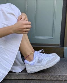 White Aesthetic Sneakers, Summer Sneakers Outfit 2023, White Sneakers Women Aesthetic, Casual Summer Sneaker Outfits, Summer Outfit Shoes, Sneaker Inspo Aesthetic, Cute Basic Shoes, Cute Summer Sneakers, White Sneaker Aesthetic