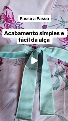 a pink and green flowered bed spread with the words passo a paso acabmento simple e facil da alca