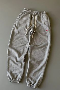 Jogger Pants Design, New Balance Sweatpants, Casual Sporty Outfits, Running Shoes Asics, Photographie Indie, Sweatpants Grey, Shoes Asics, Sneakers Converse, Mens Casual Dress Outfits