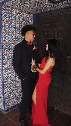 Red Prom Guy Outfit, Prom Tuxedo Ideas 2024, Black And Red Chambelan Outfits, Homecoming Couples Outfits Red, Red Tuxedo For Men Prom, Black And Red Prom Couple, Red Chambelanes Outfits