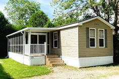 a mobile home sits in the middle of a yard