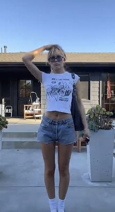 Shorts Outfits 2000s, Summer Style Inspo 2024, Dark Shorts Outfit, Shorts Outfits Women Aesthetic, 90s Surfer Aesthetic Outfits, Hot Outside Outfits, California Girl Aesthetic Outfits, Spring California Outfits, Low Rise Jean Shorts Outfit