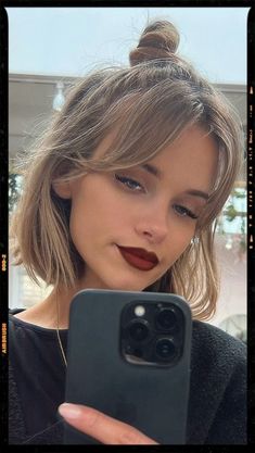 Space Bun, Short Hair & Curtain Bangs Space Bun, Penteado Cabelo Curto, Short Hair Haircuts, Short Hair With Bangs, Balayage Hair, Half Up