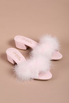 FEATHER SLIPPERS, BRIDAL SLIPPERS, FEATHER HEELS, MARABOU SLIPPERS, WOMEN'S BOUDOIR SLIPPERS, WEDDING SLIPPERS, BRIDE SLIPPERS, BRIDE GIFT Where Comfort Meets Elegance: Eleanor Louise Marabou Feather Slippers Crafted step by step with the finest marabou feathers and premium-grade satin and leather, these slippers combine comfort and sophistication. Meticulously chosen materials and the expertise of artisans are evident in every detail. While the marabou feathers add an extraordinary touch to your slippers, the use of top-quality leather emphasizes durability and excellence. Each slipper that comes from our artisans' hands stands out with its meticulously crafted details and precise stitches. With a 1.96-inch (5 cm) heel height, they offer both elegance and comfort. Ideal for those seeking Pink Party Slippers For Spring, Feathered Open Toe Sandals For Spring, Spring Feather Open Toe Sandals, Spring Feathered Open Toe Sandals, Feather Slippers, Feather Shoes, Bridal Slippers, Feather Heels, Bride Slippers