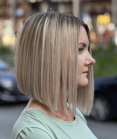 Graduated Haircut, Beige Blonde Hair, Easy Hair Ideas, Angled Bobs, Inverted Bob Haircuts, Edgy Haircuts, Covering Gray Hair, Hairstyles Trendy, Medium Bob Hairstyles