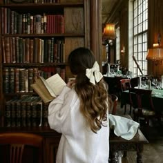 Library Photo Shoot, Library Aesthetic, Romantic Academia, Fotografi Vintage, Soft Girl Aesthetic, Girl Reading, Reading A Book, Academia Aesthetic, 인물 사진