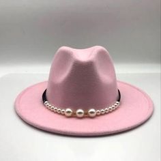 Fedora Hat Women Outfit, Pearl Hat, Bone Bordado, Women Fedora, Pearl Ribbon, Funky Hats, Mens Hats Fashion, Fedora Hat Men, Women Hats Fashion