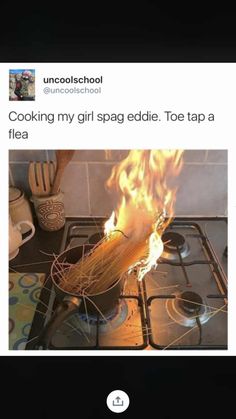 someone is cooking spaghetti on the stove with flames in front of them and caption that reads, fazerdo un macarono alo e oi e obio