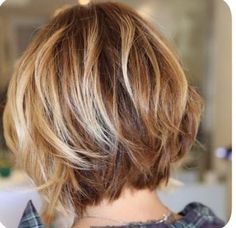 Abschluss Bob für feines Haar im Jahr 2022 - Frisuren Ideen und Nageldesign 2021 - Miniweb.tv Neck Length Hairstyles, Bob Hairstyles 2018, Short Layered Bob Hairstyles, Choppy Bob Hairstyles, Layered Bob Hairstyles, Haircut Styles, Hair 2018, Hair Styles 2017, Hair Color Highlights