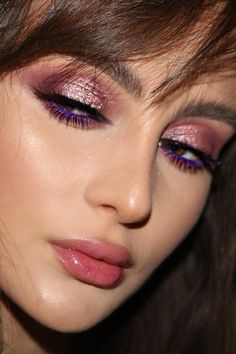 Raspberry Makeup Look, Colorful Glitter Makeup, Make Up Glitter Eyes, Glitter Make Up Looks, Eyeshadow Looks 2023, Glitter Eye Makeup Looks, Makeup With Glitter, Glitter Eyeshadow Looks, Makeup Looks Glitter