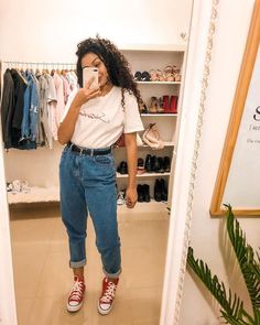 Comfy Jean Outfits #woman #fashion #fashionoutfits #fashiontrend #fashiontrendsoutfits #jeans #skinnyjeans #dailyoutfit #fashionactivation #highwaisted Socks Outfit, Mom Jeans Outfit, Clothes And Shoes, Trendy Swimwear, Outfits With Converse, Outfit Jeans, Primavera Estate