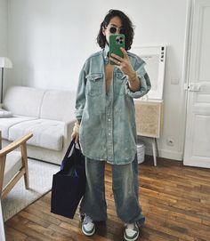 Denim Shirt Layering Outfit, Oversized Checked Shirt Outfit, Oversized Tee Outfit Jeans, Blue Jean Shirt Outfit, Oversized Jean Shirt Outfits, Oversized Shirt Outfit Street Style, Oversized Denim Shirt Outfit, Shirt Layering Outfit, Jean Shirt Outfits