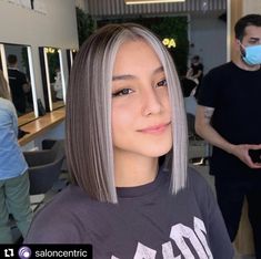 Blonde Instagram, Chic Short Hair, Hairstyles Blonde, Peekaboo Hair, Grey Hair Inspiration, Hair Color Streaks, Dark Hair With Highlights, Pretty Hair Color