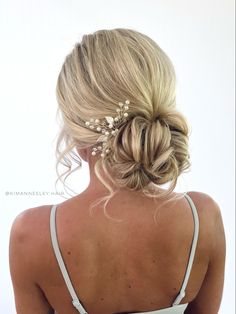 Messy Bun Wedding Hair, Debs Hairstyles, Bun Wedding Hair, Messy Bun Wedding, Elopement Hair, Prom Hair Up, Bride Hairstyles Updo, Bridesmaid Hair Inspo