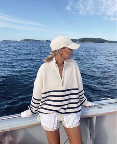 Nantucket Style Clothing, Nantucket Outfit, Boat Day Outfit, Hamptons Outfit, Lake Outfit, Coastal Fashion, Nantucket Style, Boating Outfit, Sailing Outfit