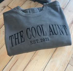 The Cool Aunt, Cool Aunt, Womens Sweatshirts, Cute Shirt Designs, Oversized Crewneck, Comfort Colors Shirt, Embroidered Sweatshirts