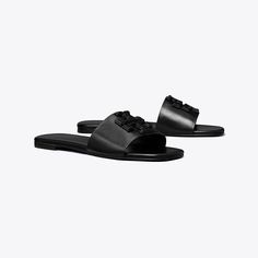 Chic and minimal, the Ines Slide is crafted in soft leather with a comfortable cushioned footbed. A double-stacked leather logo adds subtle dimension to the effortless and elevated sandal. Nice Sandals, Miller Sandal, Cute Shoes Heels, Jelly Sandals, Footwear Design Women, Designer Sandals, Leather Slides, Comfortable Sandals, Leather Logo