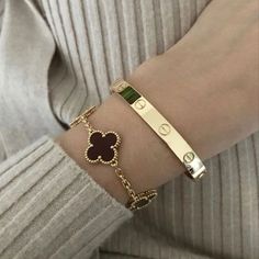 ماتشينج خطير 😍🔥🔥🔥🔥 Coffee Lifestyle, Vanilla Girl Aesthetic, Lifestyle Jewelry, Jewelry Product Shots, Bracelet Layering, Van Cleef And Arpels Jewelry, Jewelry Photography Styling, Elegante Y Chic, Clover Jewelry