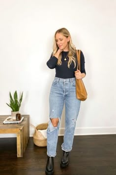 Mom Jeans Ankle Boots Outfit, Black Boot Jeans Outfit, Fall Outfits Black Boots Ankle, Black Boots With Black Jeans, Black Chealse Boots Women Outfit, Outfit With Short Black Boots, Cute Fall Outfits With Black Boots, Denim Jeans And Boots Outfit, Black Leather Boots Outfit Ankle