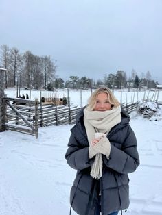 winter aesthetic, winter picspo, snow aesthetic, snow aesthetic pictures, winter outfits Danish Winter Style, Ootd Winter, Skandinavian Fashion, 사진 촬영 포즈, Winter Outfits Cold, Aesthetic Winter, Snow Outfit, Europe Winter, Winter Girls