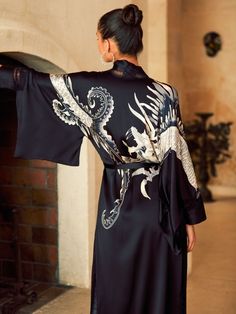 Tauche ein in den dramatischen Drachen-Chic mit dem Marjolaine Stretchseide Kimono Scarlette. Der aufregende Drachenprint verleiht diesem Kimono eine kraftvolle Ästhetik, während die zarte Stretchseide ein angenehmes Tragegefühl garantiert. Ein Must-Have für Fashionistas! Pink Zebra, Made In France, Lingerie