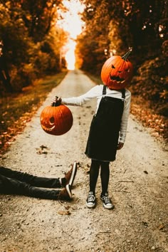 This is the coolest fall trend! This couple carved their own pumpkins for their pumpkin head challenge photoshoot. These will be perfect photos to post for halloween! Photoshoot Ideas For Models, Shooting Photo Couple, Head Challenge, Pumpkin Photography, Fall Photoshoot Ideas, Pumpkin Family, Pumpkin Pictures