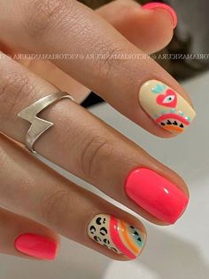 Coral Manicure Ideas, Short Gel Nail Art Designs, Cancun Mexico Nail Ideas, Bright Coral Nails Design, Nails Coral Color, Short Coral Nails, Frida Kahlo Nails, Coral Nails With Glitter, Coral Nail Ideas