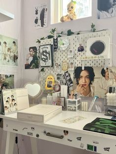 Escritorio decorado-Hyujin Bedroom Ideas For Kpop Fans, Kpop Desk Inspiration, Peg Board Kpop Aesthetic, Room Inspo Aesthetic Kpop, Kpop Room Makeover, Aesthetic Kpop Desk Setup, Bedroom Ideas Kpop Aesthetic, Pinterest Room Decor Ideas Aesthetic, Aesthetic Kpop Rooms