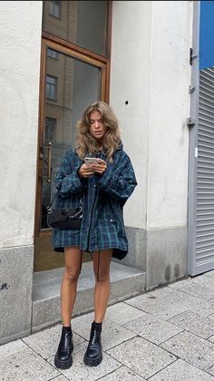 Trendy Fall Outfits 2023 Street Style, Matilda Outfit, Fall Shoes 2023, Bandana Cap, Fits Fall, Look Adidas, Outfits For Fall, Estilo Indie, Flannel Outfits