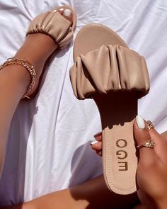 https://youtu.be/sq8O6eyPLHg Fancy Sandals, Pretty Sandals, Fashion Shoes Sandals, Fashion Slippers, Fancy Shoes, Hype Shoes