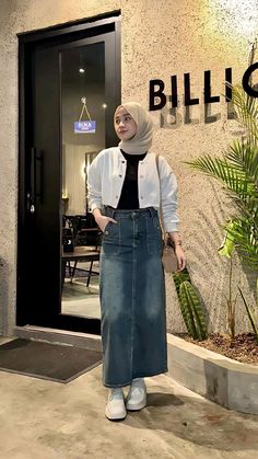 Ootd Rok Jeans, Denim Skirt Hijab Outfit, Hijabi Jeans Skirt Outfits, Jeans Skirt Outfit Hijab, Hijabi Denim Skirt Outfit, Rok Jeans Hijab Ootd, Outfit Muslim