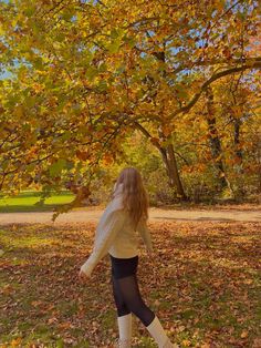 #fallaesthetic #fallfits #autumnvibes #Sweaterweather #outfitinspofall Outfit Inspo Fall, Seasonal Fashion, Fall Vibes, Sweater Weather, Quick Saves