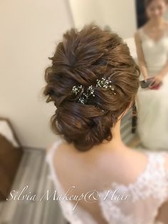 Hair Bun Style For Gown, Bun Hairstyle On Gown, Hair Bun For Gown, Bun Hairstyles For Gown Dress, Messy Bun Hairstyles Indian Saree, Sari Hairstyle, Saree Hairstyle, Reception Hairstyles, Cute Bun