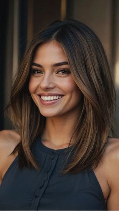 Cute Mom Cuts: 15 Styles to Transform Your Look - Fads Haircuts For Thick Long Hair, Thick Hair Bangs, Hairstyle Change, Mom Haircuts, Rambut Brunette, Brunette Balayage Hair, Brown Hair Balayage, Mom Hairstyles, Hair Bangs